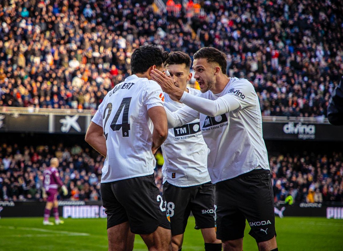 Copete_99's tweet photo. ¡Garra y carácter! 💪🏾
Sumamos 3 puntos muy importantes.
Gracias por el apoyo como siempre, ¡¡Mestalla ruge!!🧡🔥 
¡JUNTOS! @valenciacf https://t.co/BlhqoIxgk7