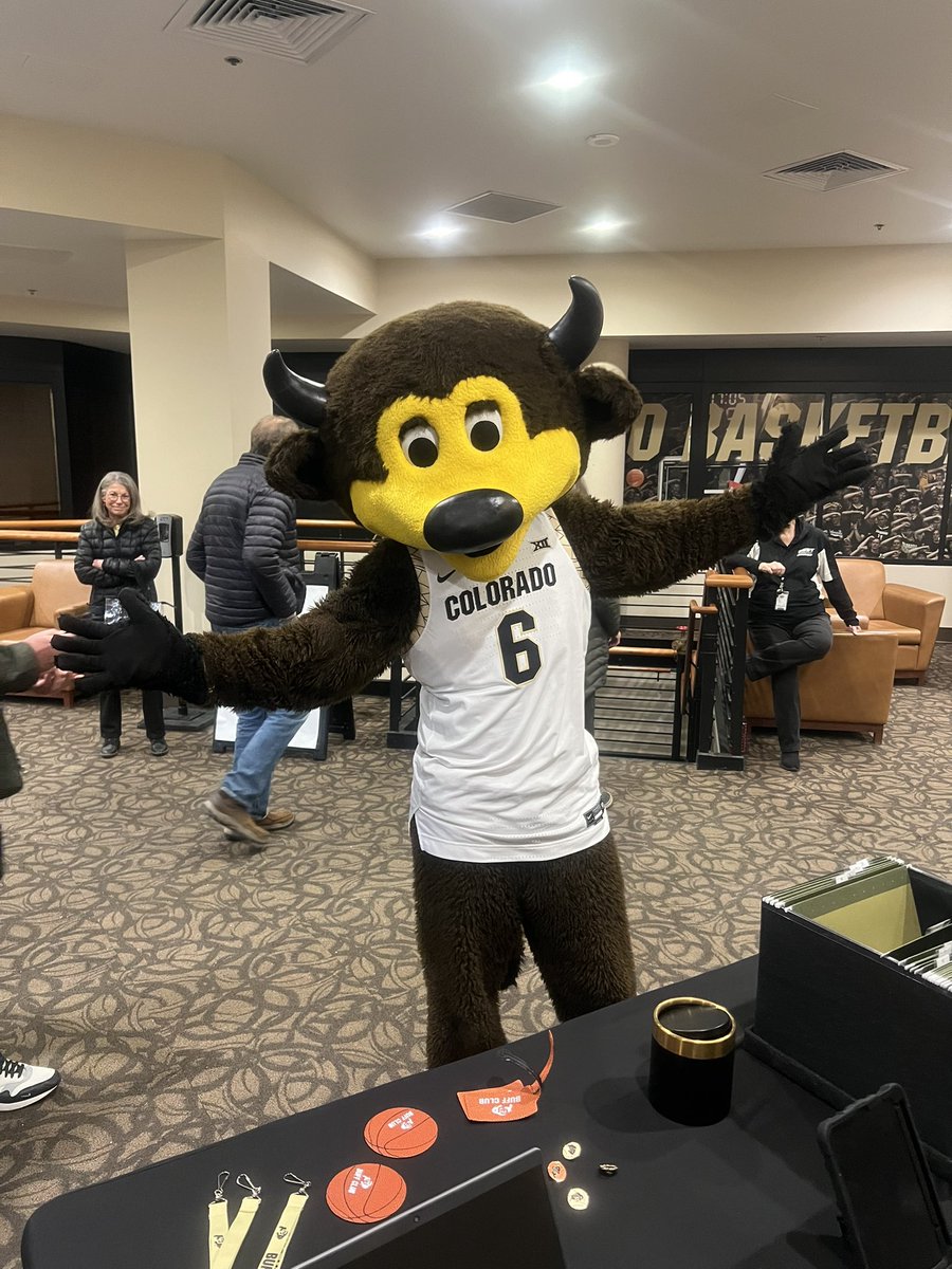 CUBuffClub's tweet photo. Flatirons Society weekend at Basketball featuring a chalk talk with Coach Manning and remarks from Athletic Director @flovom !

Thank you to our Flatirons Society members who joined us and for your continued support! 🏀  

#GoBuffs🦬 https://t.co/UFyC4Fo2xs