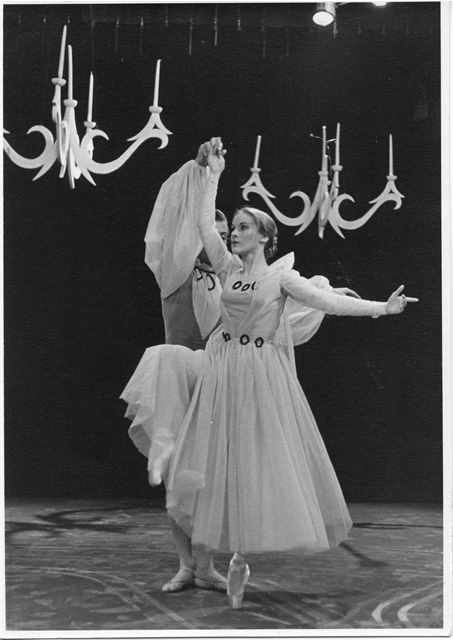 Nous soulignons aujourd’hui le 90e anniversaire de Sheila, disparue en 2024. On la retrouve ici aux côtés de Jury Gotshalks dans l’émission Au petit bonheur, diffusée à Radio-Canada en 1955.
bibliodanse.ca/Record.htm?idl…