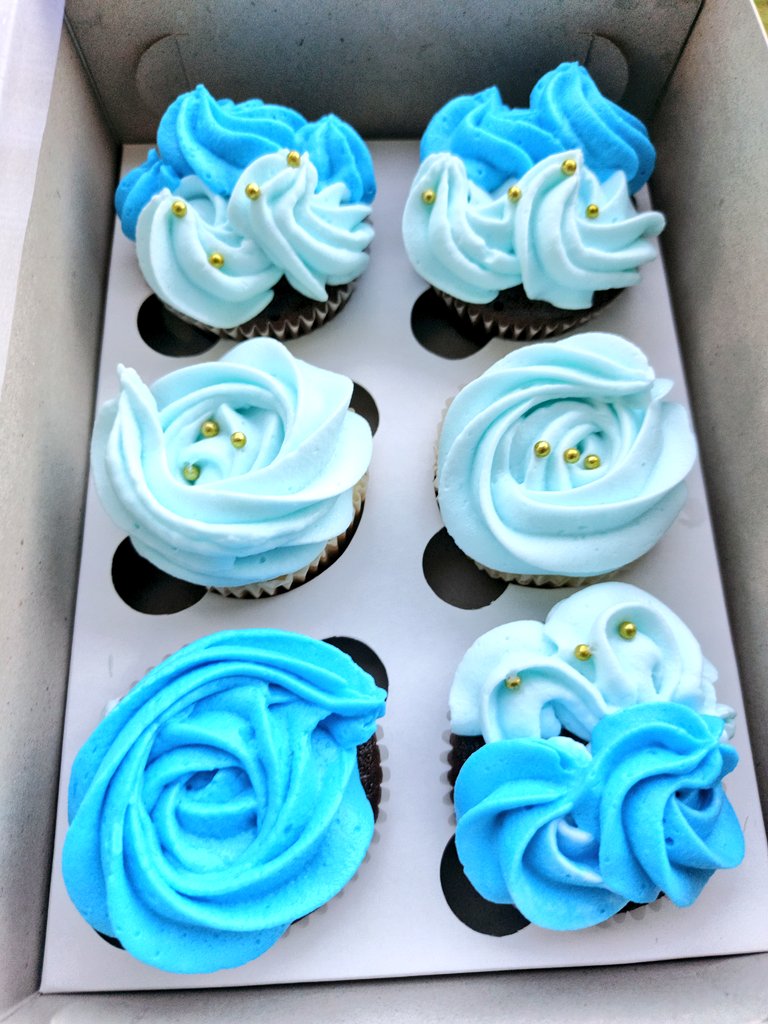 house_amato's tweet photo. Duo-Colour Cupcakes are the way to go this valentine's day season😋✨ https://t.co/CeJdcMp6ac