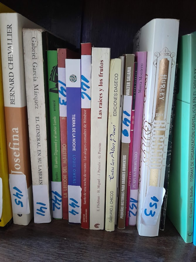 agustin_avenali's tweet photo. Y en la nutrida biblioteca del club, ahí entre Henry James y Shakespeare, espera "Tierra de la noche", de Louis Owens, que publicamos hace unos años en @SelvaCanelaEd 

https://t.co/CAb7PxHOKB https://t.co/0pVqmg4SYg