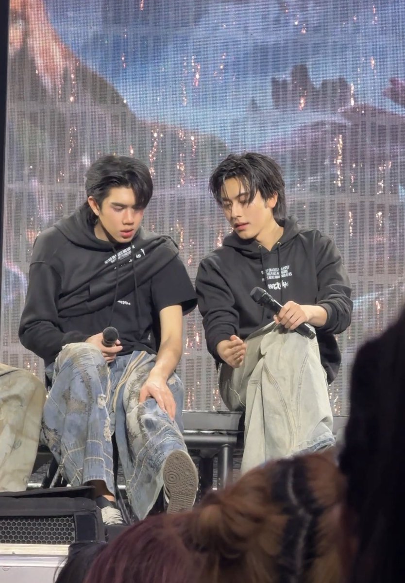 daisysong90's tweet photo. ตอนจะลงมาหายสข้างล่าง กรถามโชกุนว่าข้อเท้าพลิกจะเดินลงไหวหรอ ฮือออ 💚🩷
#PROXIE_The3rdConcert
#PROXIEGorn  #PROXIEChokun https://t.co/dhhnzplZKP