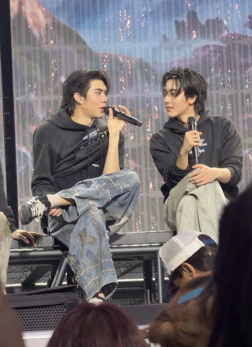 daisysong90's tweet photo. ตอนจะลงมาหายสข้างล่าง กรถามโชกุนว่าข้อเท้าพลิกจะเดินลงไหวหรอ ฮือออ 💚🩷
#PROXIE_The3rdConcert
#PROXIEGorn  #PROXIEChokun https://t.co/dhhnzplZKP