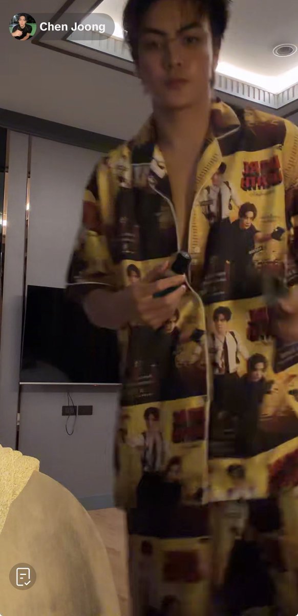 randomwbl's tweet image. HELP joong is live in DYTD PAJAMAS 😭😭🤣

#จุงอาเชน #JoongArchen