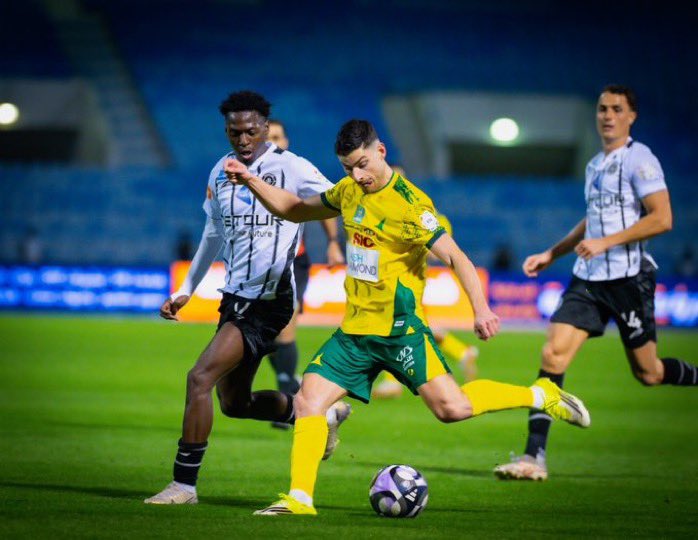 مخطىء من كان يعتقد أن نقاط مباراة الشباب مضمونة ومحسومة صحيح أن الشباب يعيش في مرحلة عدم الاستقرار لكنه يحشد كامل امكانياته ويعمل على الإصلاح وبدأت ملامح التغيير تلوح في الأفق وبدأ يستعيد شيئاً من بريقه بأنه فريق قوي،ويحسب لفريقنا💚💛 ثبات المستويات والإقناع تحت أي ظرف برغم النقص