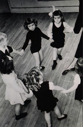 À l'École supérieure, on sait sur quel pied danser depuis 60 ans! Entrez dans la danse avec cet album qui vous laissera entrevoir l'entrain que les élèves ont en cours de danse! #esbq60e
flickr.com/photos/bibliod…