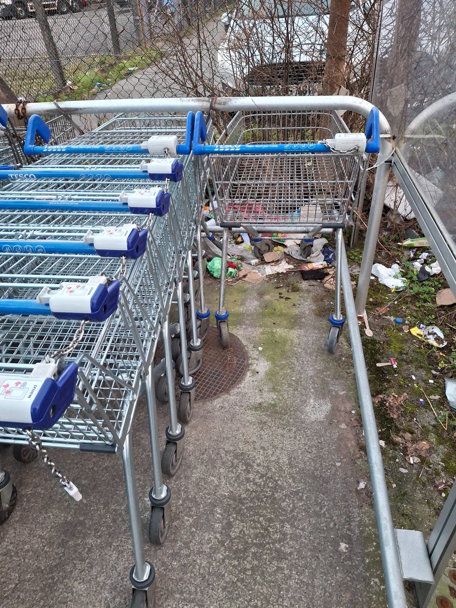 Steph7Nil's tweet photo. @Tesco The litter in the carpark in Stornoway is absolutely disgusting! It is ALWAYS strewn with litter! Someone should be going out regularly to do a litter pick! Big businesses like yourselves need to do better! https://t.co/1ouXNk9ACj