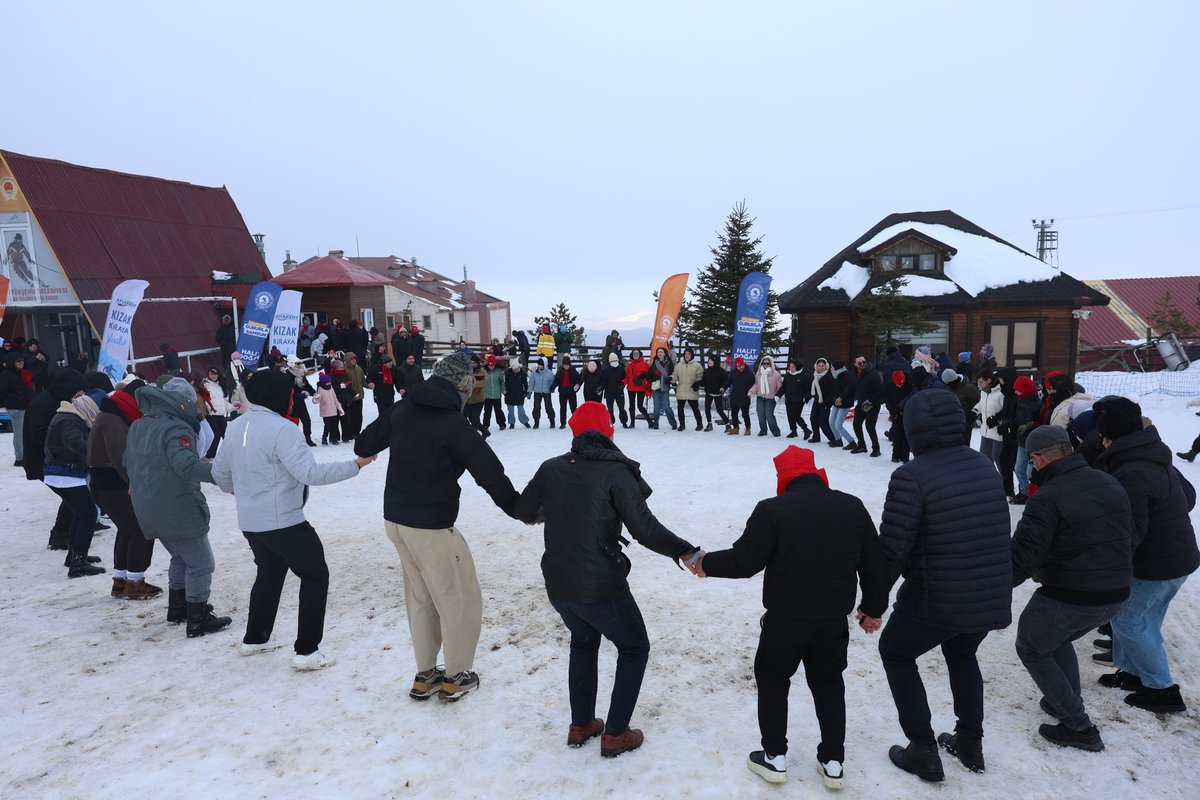Petek Genç’in Şanlı Bayrağımızla mesajı var! ❤️🇹🇷 

Bugün Ladik Akdağ gezimizde gençliğin ateşi, doğanın güzelliği, birlik ve beraberliğin anlamını doyasıya yaşadığımız bir gün geçirdik.❄️🥰

Petek Genç ile Samsun başka güzel! 🧡
Teşekkürler; <a href="/halitdoganbsk/">Halit Doğan</a> <a href="/samsunbsb/">Samsun Büyükşehir Belediyesi</a>