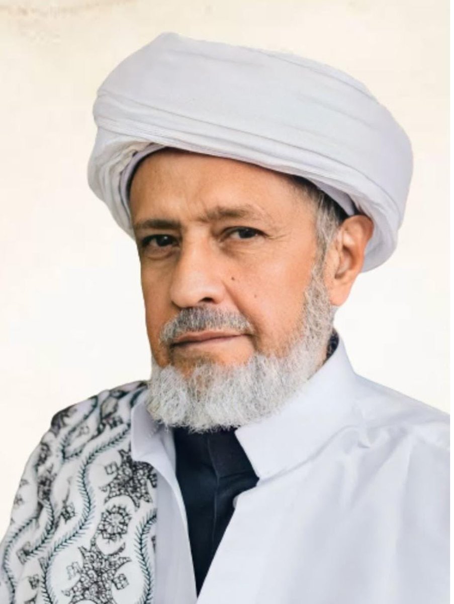 رحيل العلماء الكبار

العالم الجليل الفقيه السيد عمر بن حامد الجيلاني في ذمة الله

وأنا في طريقي من تيكادي إلى كومركم في كيرلا  الهند فجعت بخبر رحيل الحبيب و العالم الجليل والفقيه المفتي الذي أفنى حياته في طلب العلم حضرا وسفرا ليلا ونهارا خلوة وجلوة .
وقد شرفت بمعرفته وحضور بعض