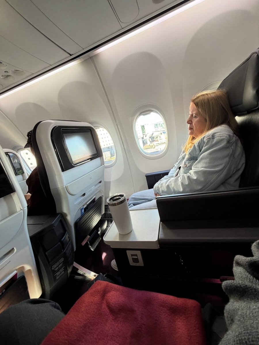 Loretta Ortiz en un vuelo Business Class a Costa Rica, aparte de las camionetotas nuevas, la Suprema Corte y sus integrantes siguen disfrutando todos los privilegios que dijeron que iba a combatir.

Foto <a href="/politicomx/">Político MX</a>
