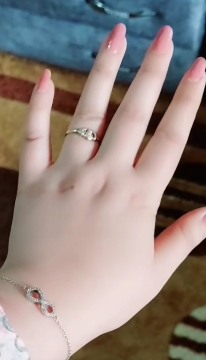 من صورة يدى كم تتوقعون عمري