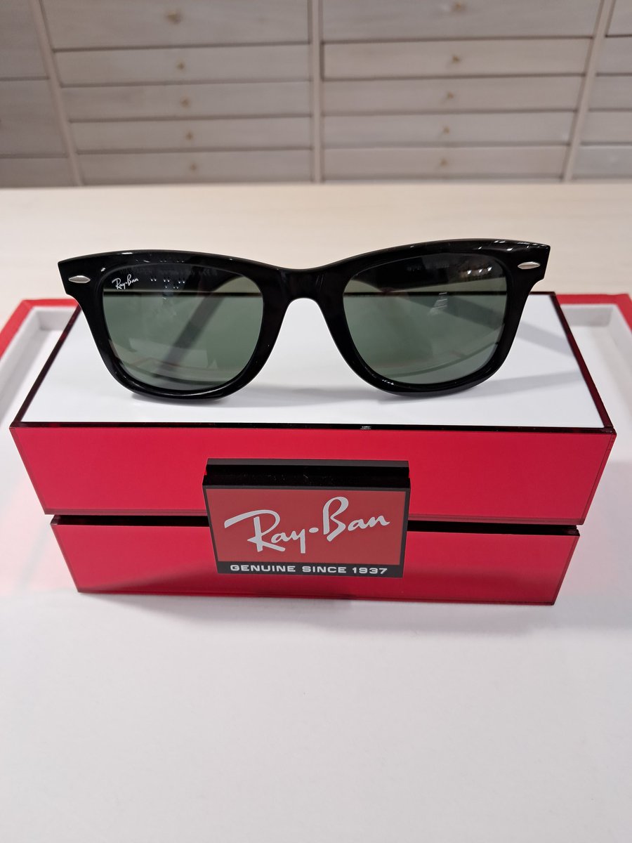 I <a href="/ray_ban/">Ray-Ban</a> vanno a ruba , titolo sospeso in borsa per eccesso di rialzo.
Effetto emulazione <a href="/EmmanuelMacron/">Emmanuel Macron</a> per il made in italy