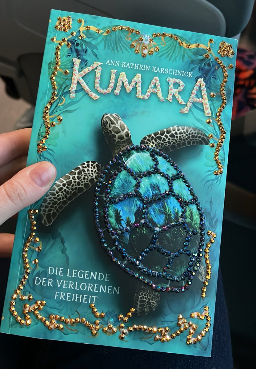 alinaslibraries's tweet photo. bedazzled a book today at my local book store's workshop 🐚🩵 https://t.co/gQYvssrrnt