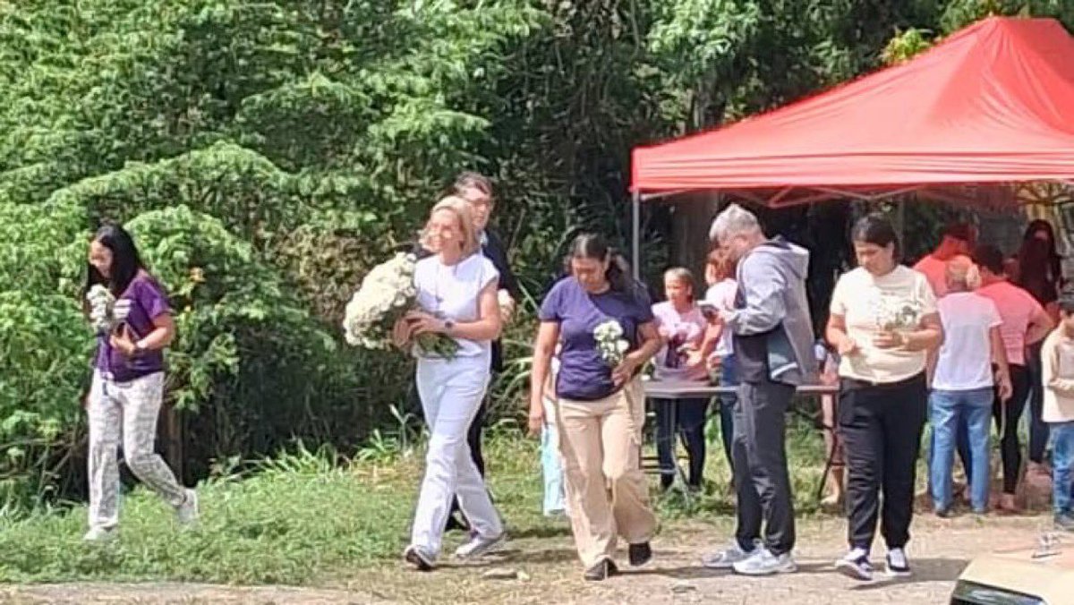 SantiagoRafa11's tweet image. Mariana Gonzalez, hija del Presidente @EdmundoGU, acompaña a los familiares de los presos políticos en El Rodeo I hoy sábado 24 de enero.

Mariana representa la dignidad de quien defiende la verdad por encima de cualquier amenaza o chantaje. Ella es Venezuela.