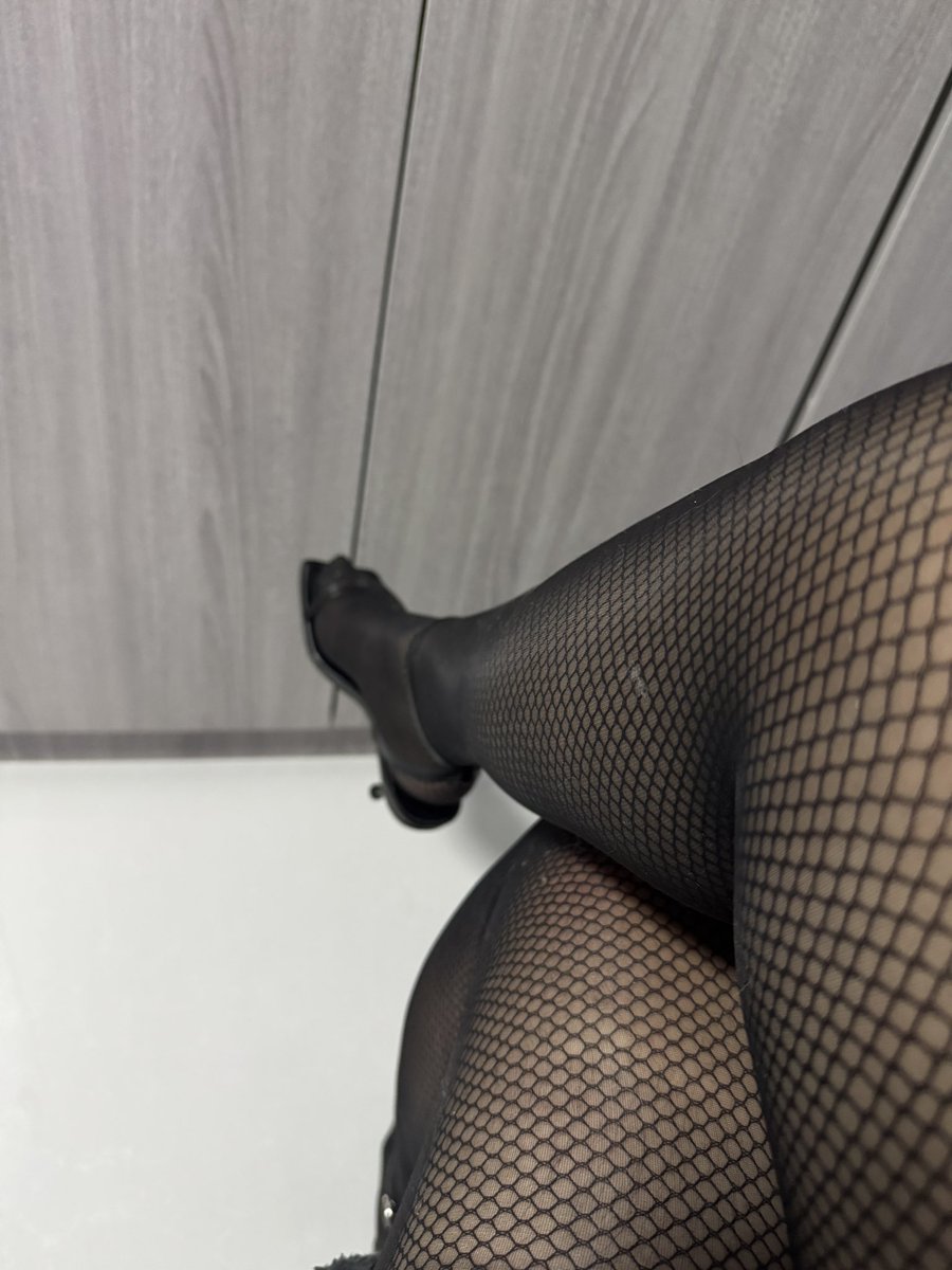 网袜配黑丝，骚骚的。