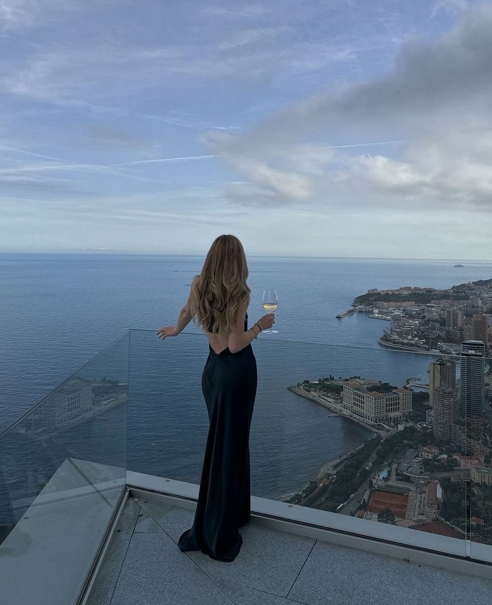 Diorgirlx's tweet photo. backless dresses https://t.co/7AZo7mGwSw