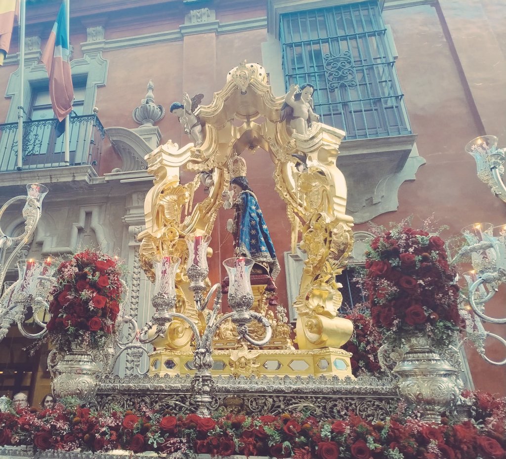 Una representación de #JuventuddeSantaCruz acompañó por las céntricas calles de #Sevilla en la tarde del sábado 24 en la procesión del Milagroso Niño Jesús de Praga de la querida <a href="/CarmenStoAngel/">Carmen Santo Ángel</a> a la que agradecemos su invitación.

#TDSCofrade #SantaCruzCamas #carmensantoangel26