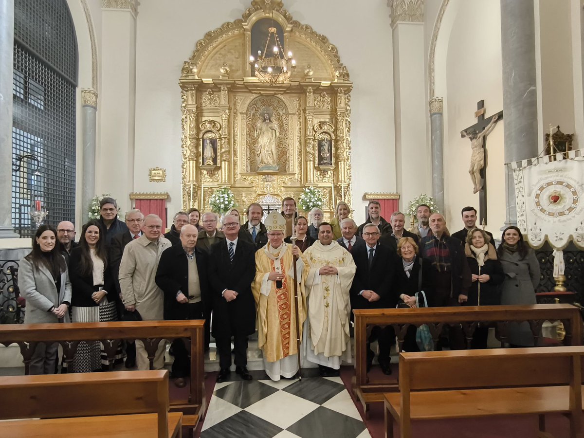 ArzobispoSaiz's tweet photo. Fiesta de san Francisco de Sales, obispo y doctor de la Iglesia; fundador junto a santa Juana Francisca de Chantal, de la Orden de la Visitación de Santa María; patrón de los escritores, periodistas y comunicadores.

Hoy la Iglesia reconoce la tarea de los periodistas y comunicadores, y la agradece. Muchas veces han de trabajar en condiciones difíciles, bajo presión, con plazos imposibles, expuestos a críticas, incomprensiones y tentaciones; reconoce que su tarea es grande, necesaria, noble, y, a la vez, les pide que la vivan como servicio, como vocación a ser “sal y luz” en medio de la plaza pública.