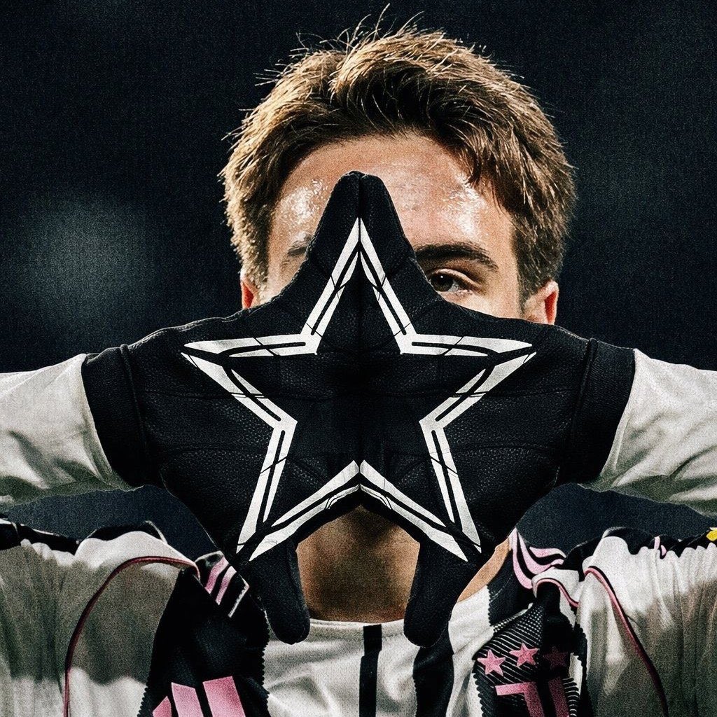 “Kenan Yıldız”

Porque hizo guantes personalizados para su celebración