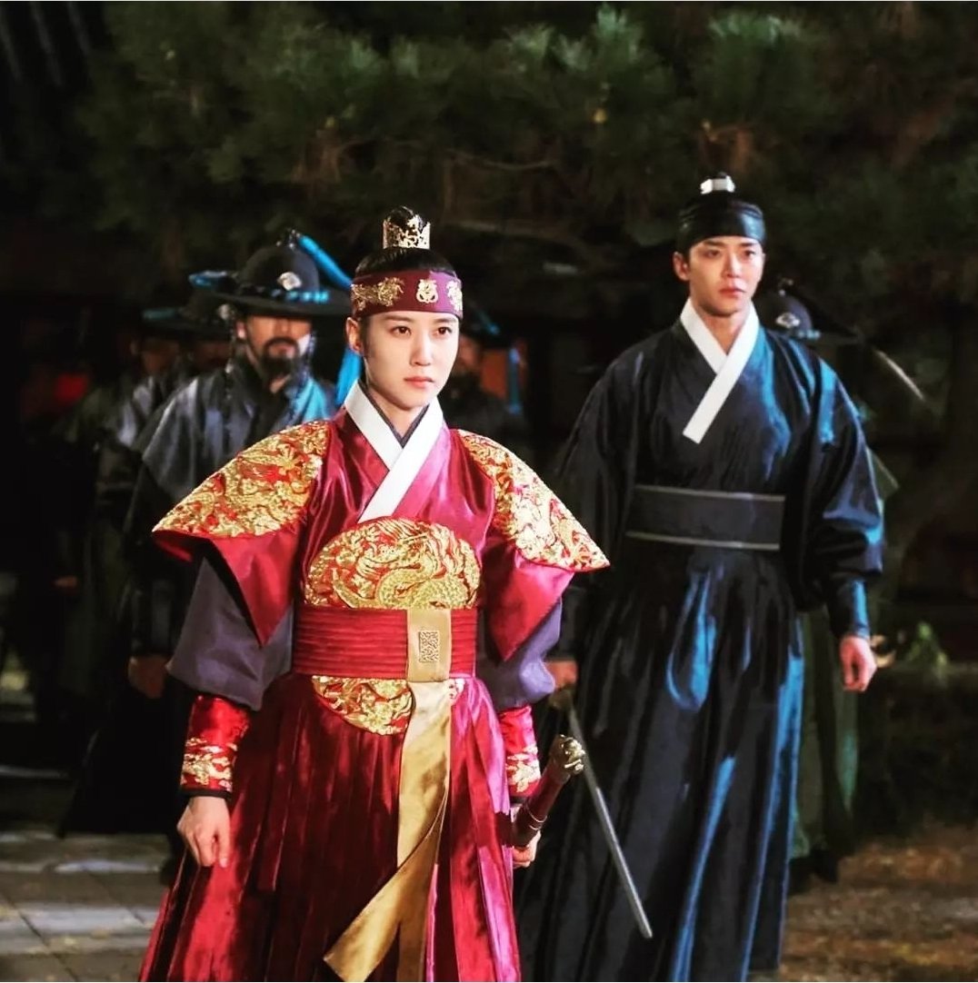eunbiningneujd1's tweet photo. 내가 제일 잘한 일 TOP5 중 하나. 연모 본 것.
안그래도 여장부? 스타일 좋아하고, 특히 여경 여군 좋아하는데 다가온 " 여자가 세자복? 왕? 이건 봐야한다" 넷플릭스로 디 보고 연말 연기대상 보는데 나도모르게 " 당연히 박은빈이 최우수상이지!!"
그대로 폴인럽💚🩷 https://t.co/pZX7nhpgRy
