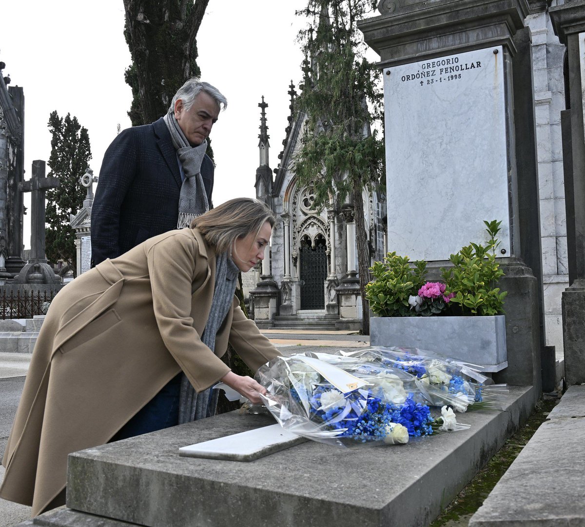 Ofrenda floral a Gregorio Ordóñez.

El respeto y el recuerdo de las víctimas de ETA son innegociables. 

Nosotros siempre con la memoria, la verdad, la justicia y la dignidad.