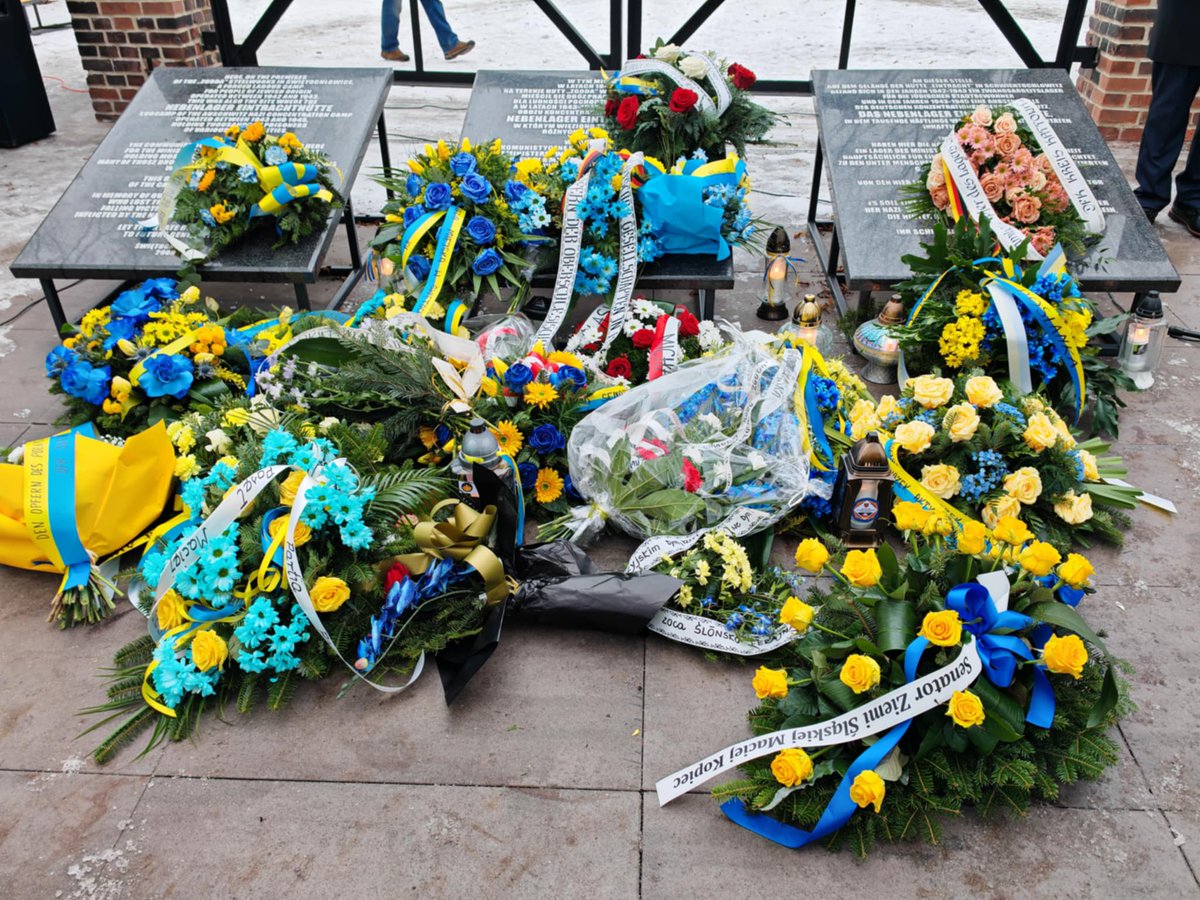 LejmanGaska's tweet photo. Dziś wziąłem udział w uroczystościach upamiętniających Tragedię Górnośląską.
Jest to jedna z najbardziej bolesnych i wciąż zbyt mało znanych kart naszej historii. To dramat tysięcy mieszkanek i mieszkańców Górnego Śląska – wywózki,  obozy, przemoc i gwałty na kobietach.
Pamiętamy https://t.co/kgsd0XaVZK