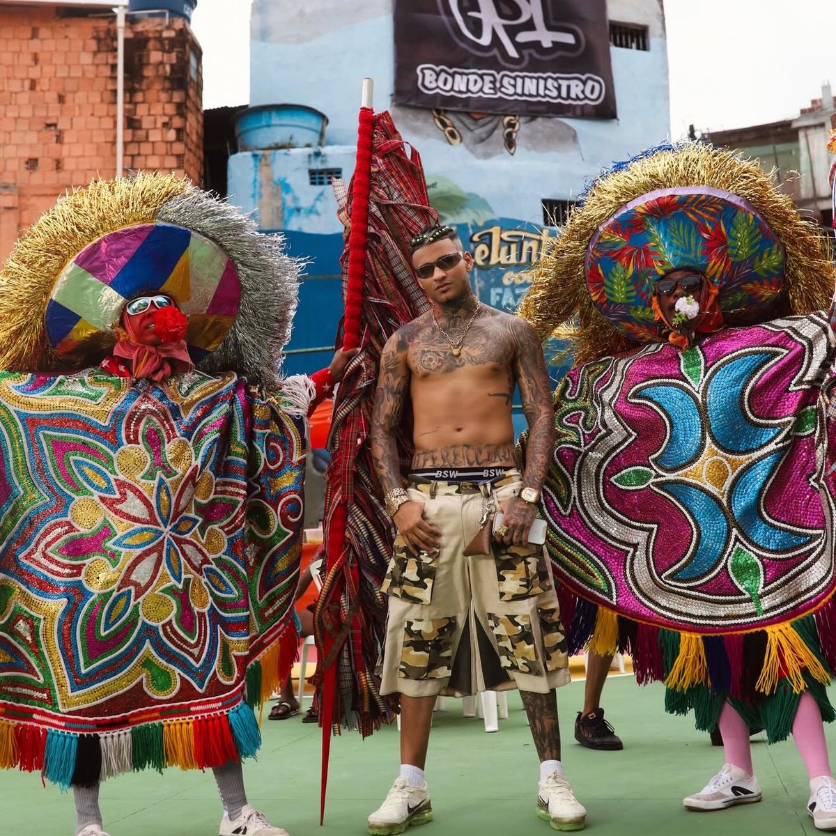 Anderson Neiff misturou Mangue Beat, La Ursa, Caboclo de Lança… vários elementos da cultura de Pernambuco e da periferia com o brega funk. Agora está ocupando a segunda posição em alta no YouTube Brasil. Ele está tentando algo diferente…