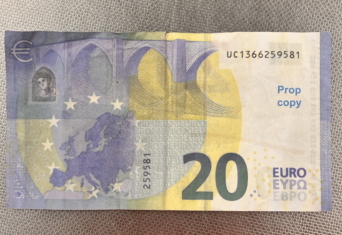 j’suis à ma caisse, je fais le prélèvement, c’est pas je tombe sur ça mdrrrr az saha la feuille A4 imprimé avec word mais au moins c’est une copie propre