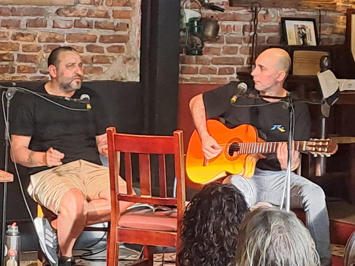 Lanzamiento del libro "Cantate Una", de Fabián Cardozo, Maxi Xicart, Jesús Fernández y Pablo Riquero.

Un recorrido sonoro por la historia vibrante de la murga, con grandes clásicos y versiones emblemáticas, junto a composiciones actuales que mantienen viva la esencia del género.