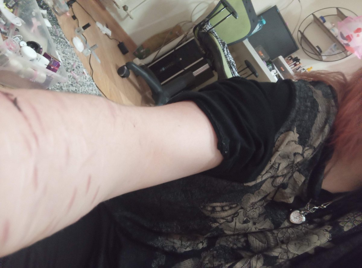 cicatemeto's tweet photo. what bmi do i look? i feel like a disgusting fucking fat pig.. https://t.co/6h01myRQ0i