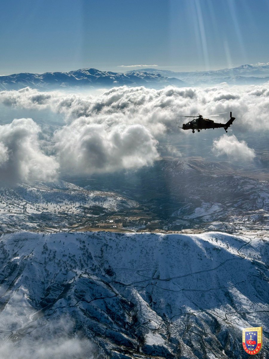 Beyaz zirvelerin çelik kanatlı nöbetçisi. ❄️

#Jandarma
#JandarmaHavacılık