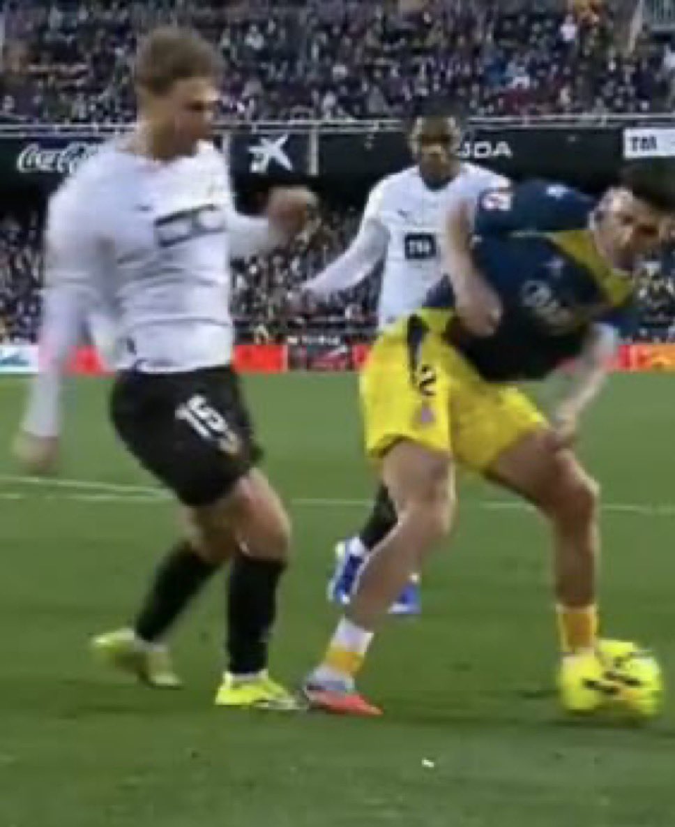 Podría Manolo González salir con esta foto imprimida a la rueda de prensa y enseñarla?

Basta ya, esto es insufrible.