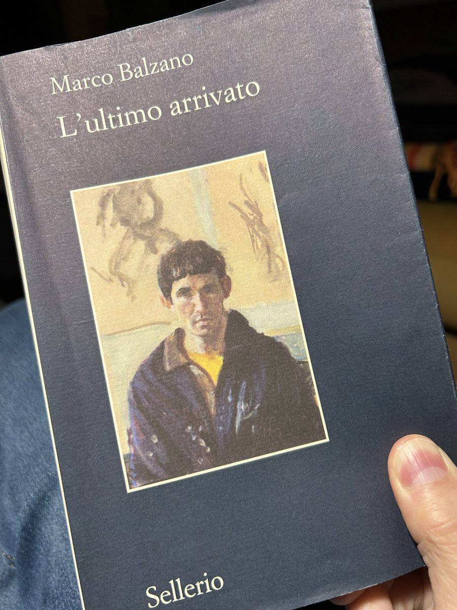 Un libro di parole semplici ma non banali. Quelle di un bambino che lascia la Sicilia e approda a Milano, nella povertà del dopoguerra. Il racconto della desolazione dei vinti, destinati a restare stranieri ovunque. Ieri migranti dal Sud, oggi dall’Africa: gli ultimi arrivati.