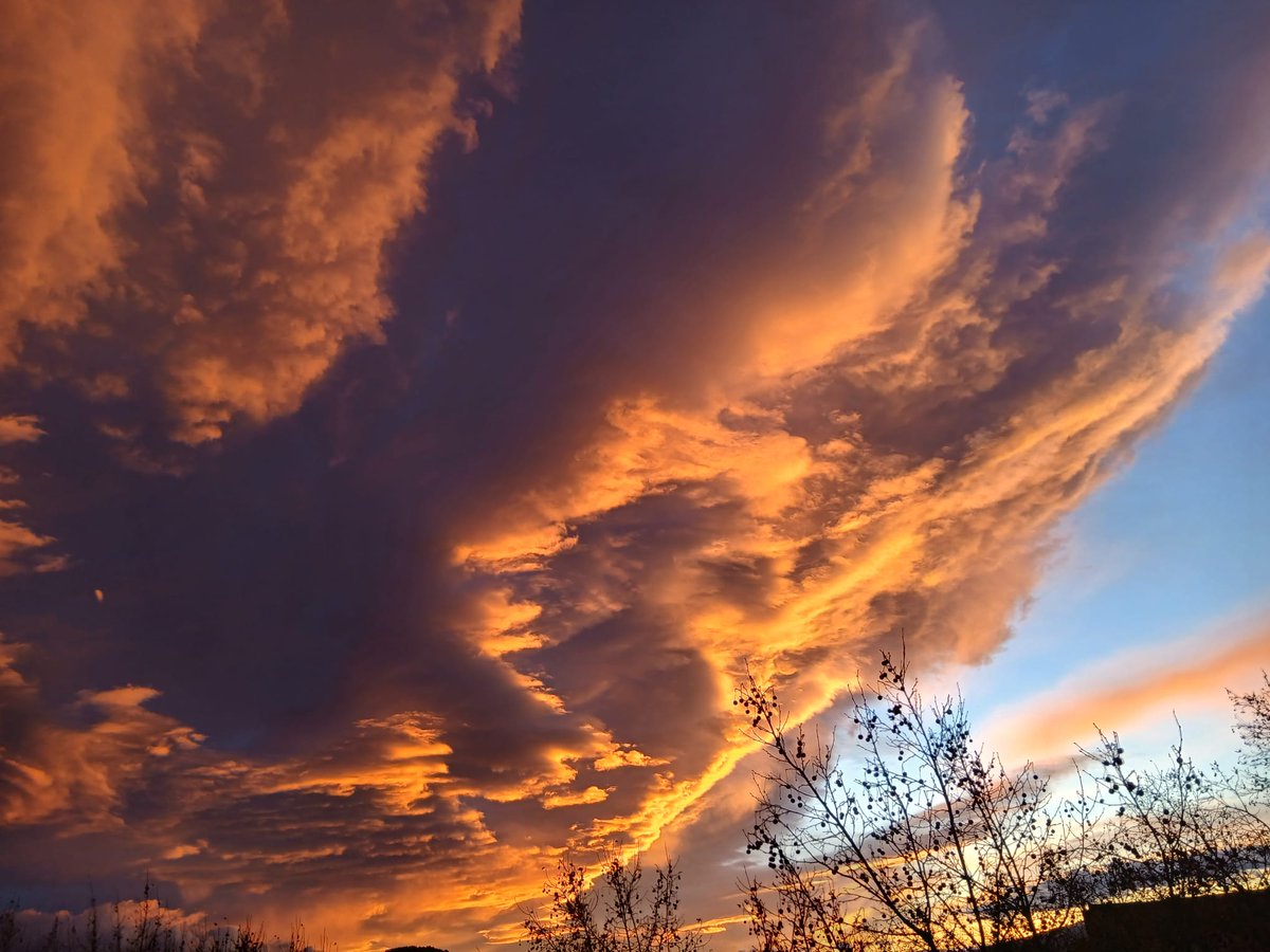 gramareus's tweet photo. Les ratxes màximes de vent de nivell groc de 70km/h que han bufat a Reus tot el dia d'avui ens han deixat aquest cel...🧡🩶❤️
#reus #vent #ratxes #viento @1967fct @JRovireta @Granada_Meteo @ecazatormentas @SoniaPapell @StormHour @SeguimlaMeteo https://t.co/qTtyz1nufj