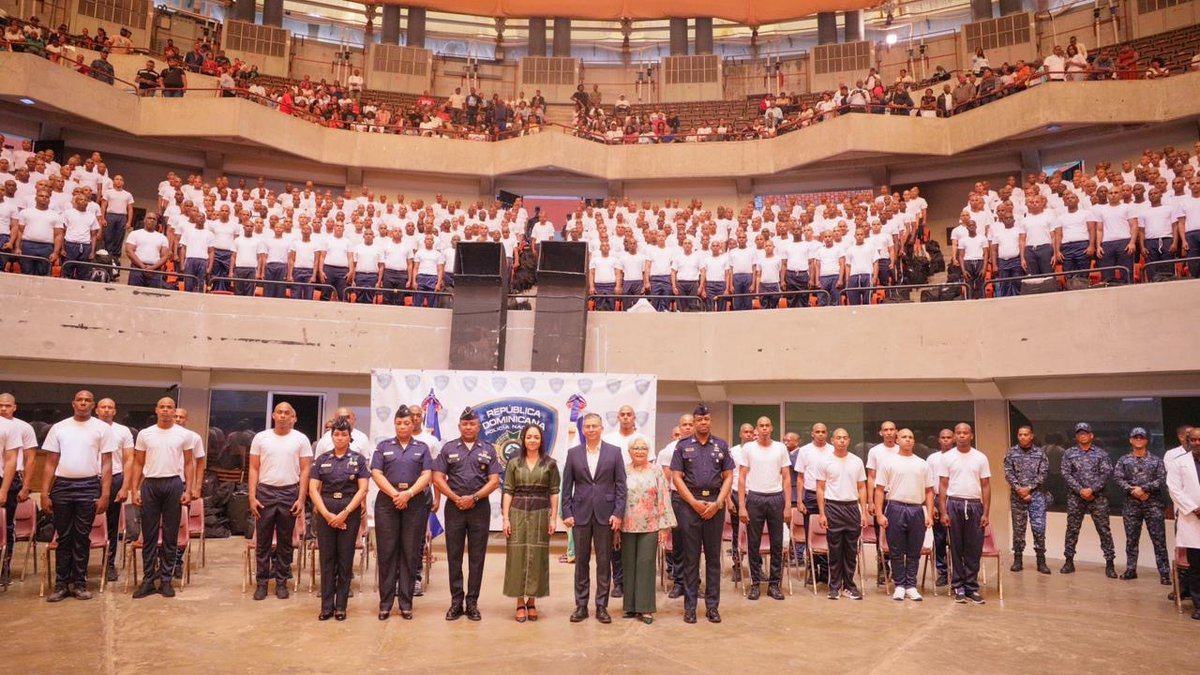 Policía Nacional inicia formación de 1,400 nuevos aspirantes masculinos para reforzar la seguridad ciudadana 

 cronicards.com/2026/01/polici… 

#CRONICARD