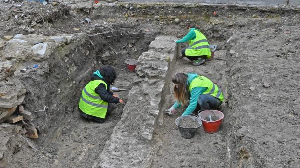 Arqueólogos italianos confirman que el edificio descubierto en el centro histórico de Fano hace tres años era la mítica Basílica de Vitruvio.

lavanguardia.com/historiayvida/…