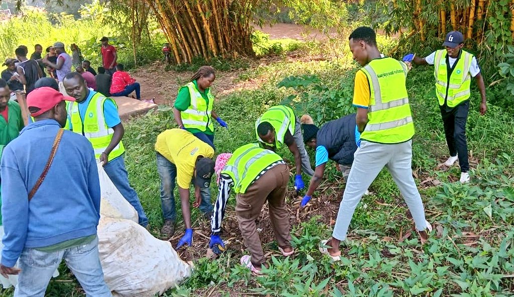 KanyinyaV's tweet photo. kuwa 24/01/2026 Urubyiruko rw'abakorerabushake muri @kanyinya_sector bazindukiye mu gitondo cy'isuku mu midugudu 4 igize uwomurenge aho basibuye rigori zamazi,barunda imyanda ahabugenewe ndetse bakora nubukangurambaga kuri gahunda  y'isuku numutekano  mugihugu cyacu @NyarugengeV https://t.co/Wg8NZH9k9l