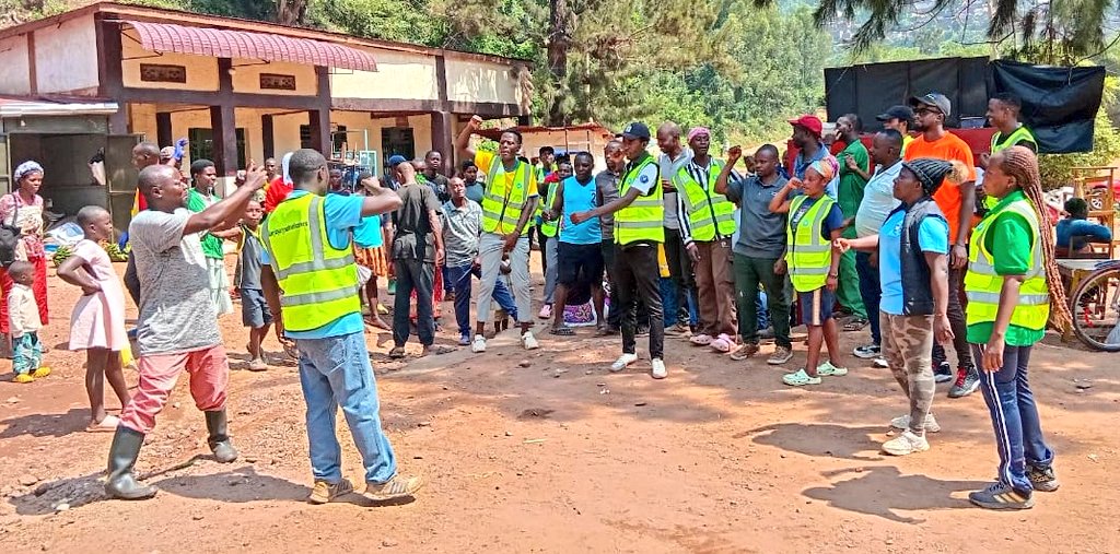 KanyinyaV's tweet photo. kuwa 24/01/2026 Urubyiruko rw'abakorerabushake muri @kanyinya_sector bazindukiye mu gitondo cy'isuku mu midugudu 4 igize uwomurenge aho basibuye rigori zamazi,barunda imyanda ahabugenewe ndetse bakora nubukangurambaga kuri gahunda  y'isuku numutekano  mugihugu cyacu @NyarugengeV https://t.co/Wg8NZH9k9l