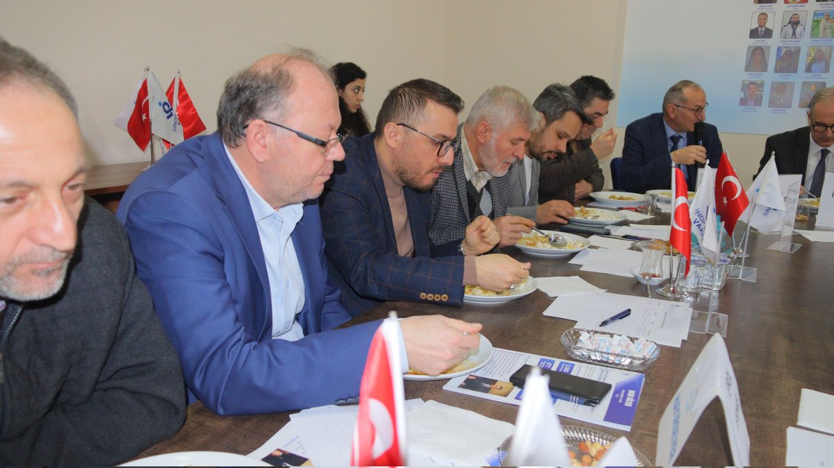 ErmisErol's tweet photo. Eğitim-Bir-Sen İstanbul 6 Nolu Şube Başkanımız @idrissekerci ve Genç Memur-Sen İstanbul İl Başkanımız @mstfazz ile birlikte @SinopEgitimVkf toplantısına katıldık, vakfın çalışmaları hakkında bilgilendik, geleceğe dönük istişarelerde bulunduk.

Vakfımız, 10 yıldır Sinoplu ihtiyaç sahibi öğrencilere burs veriyor. Burs verdiği öğrenciler bugün iş güç sahibi olmuş, burs verir hâle gelmiş. Gerçekten gurur verici.

Toplantının moderatörlüğünü eğitim üzerine ciddî kafa yoran yazar @Ortaksoz yaptı. Toplantıya çok sayıda Sinoplu akademisyen bürokrat ve egitimci katıldı.

Toplantı sonunda Sinop mantısı ikramı yapıldı. İkram dolayısıyla Sinop mantısını dünyaya tanıtan Halime Şahin hanımefendiye teşekkür ederiz. Sinop Eğitim Vakfı'nı bugünlere getiren kurucularına,  başkanlara ve yönetimlerine teşekkür ederiz.

Sinop Eğitim Vakfı Başkanımız Aydın Çengel ve yönetimine bu güzel organizasyon için teşekkür eder, çalışmalarında başarılar dileriz.