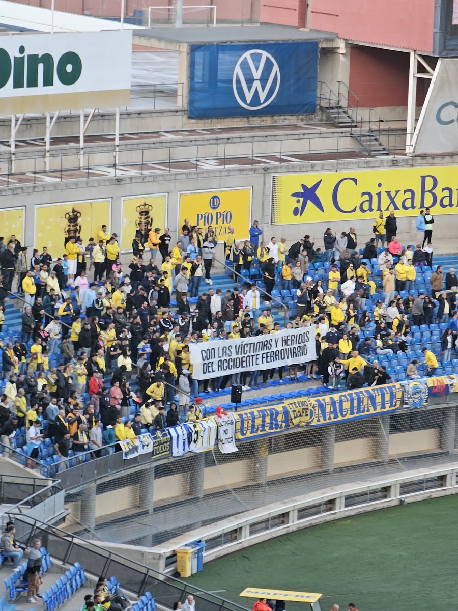 Las aficiones de #UDLasPalmas y #Cordoba con el corazón encogido recordando a las víctimas de Adamuz, Córdoba.

<a href="/RNEdeportes/">RNE Deportes</a>