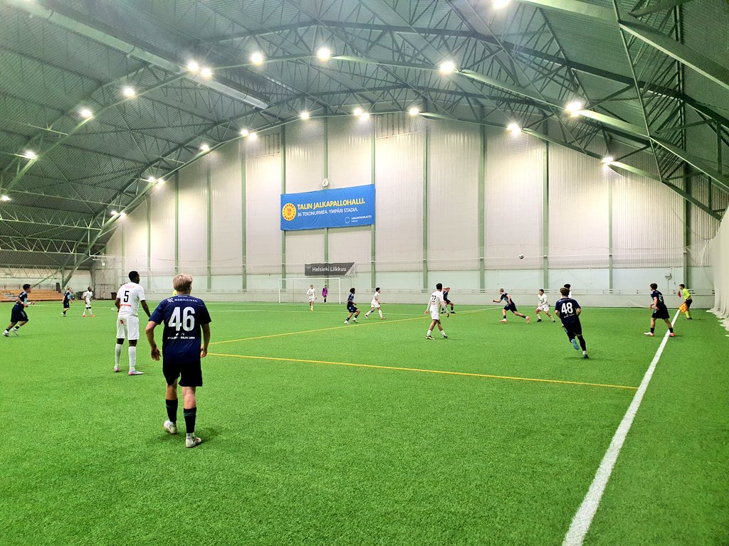 Pezcu's tweet photo. Tänään Talin hallilla harjoitusottelu itse Klubi 04 vastaan, vastassa pelaajia jotka tulevat olemaan mukana pelissä Manchester City Akatemiaa vastaan helmikuun alussa UEFA Youth Champions League ottelussa. Huikea vauhti pelissä. #PuiU #HJK #Klubi04 #huoltohommat #futis https://t.co/sRrzGRf69D