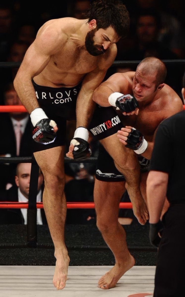 Jan24.2009

Fedor Emelianenko evades a flying knee from Andrei Arlovski,

by knocking him out with a haymaker in mid air