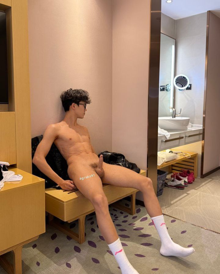 穿了两天的白袜🧦香香的 谁想来闻闻 周末要来酒店约炮嘛，在酒店等你哦，想做爱了，附近来个能一起做爱的🥰🥰