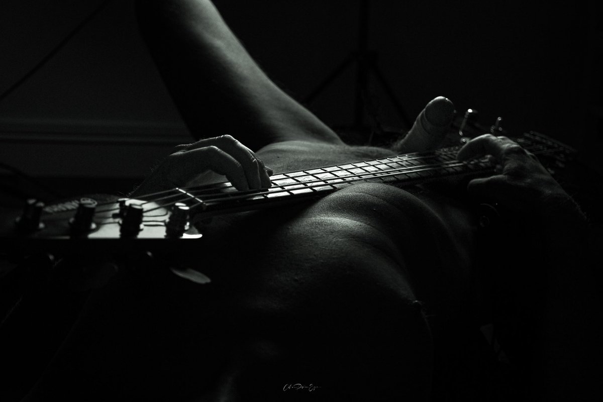 Vibrations.

La basse comme une seconde peau.
Quand l'instrument et le corps ne font qu'un, laissant les vibrations résonner directement contre la chair.

La suite ici :
celinepivoineyes.com/le-blog/pornar…

#celinepivoine #studiophoto #montreuil93 #bassguitar #artcorporel #menart