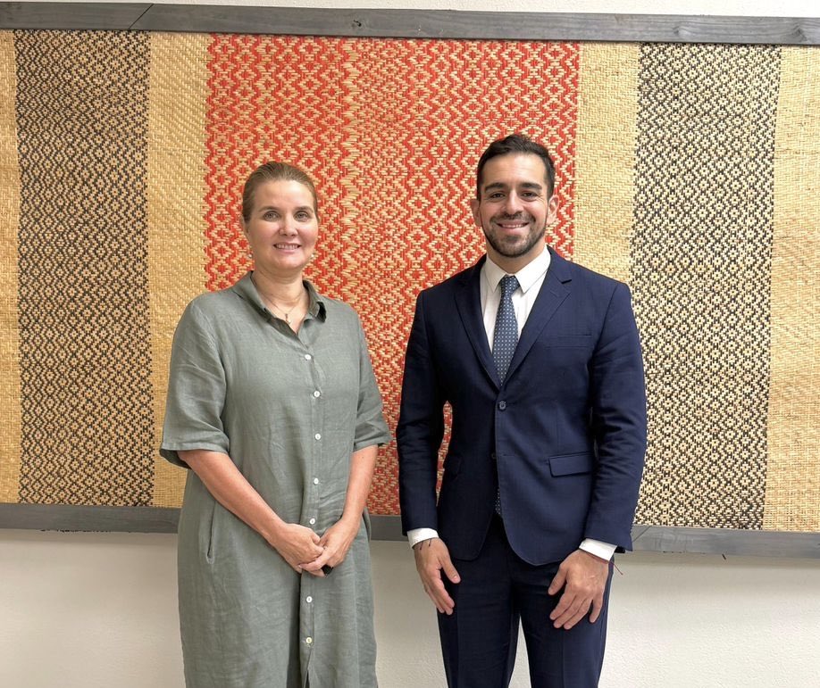 Reunión con la Embajada del Paraguay 🇵🇾

José Guillermo Godoy , presidente de la Fundación Federalismo y Libertad, mantuvo un encuentro con la embajadora del Paraguay en la Argentina, Helena Felip Salazar, con quien conversó sobre distintos programas de cooperación en la