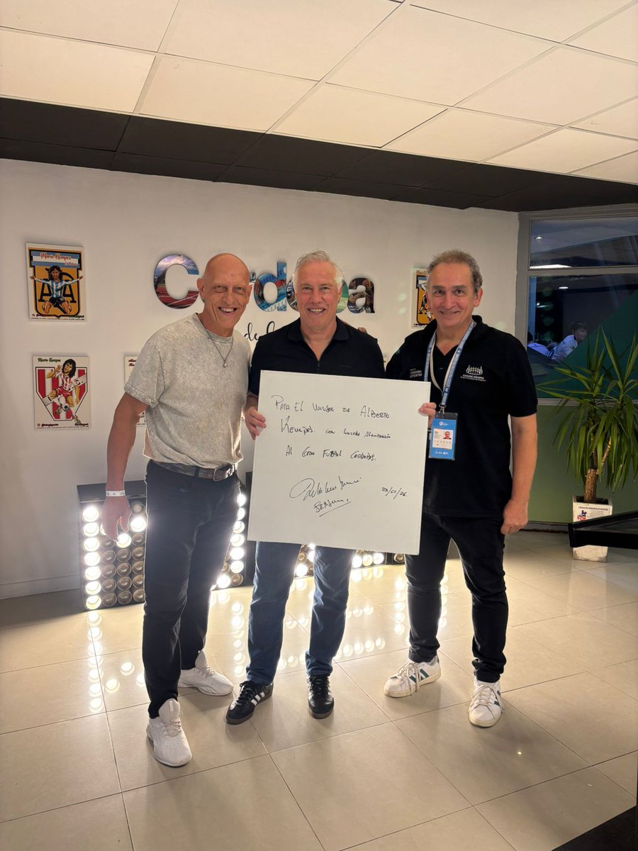 Anoche, después del partido entre Talleres y Newell's, Roberto Sensini pasó a conocer el Museo del Kempes. "Boquita" jugó los mundiales de 1990, 1994 y 1998 y nos dejó su recuerdo para la galería de los visitantes ilustres.