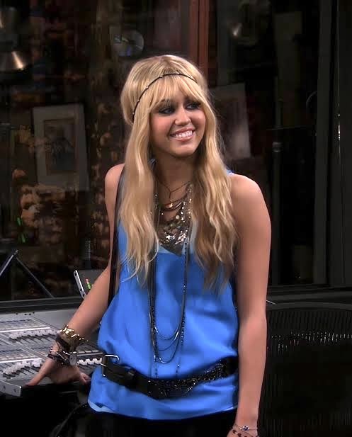 Viralsoutlet's tweet photo. Doja wants to remake Gonna Get this by Hannah Montana 

“After the Grammys I got really close to Miley, I did pitch my idea of how cool it would be to have me on this instead of Iyaz, I told her I grew up on that song we can make a baddie anthem with that . Let’s just wait &amp; see” https://t.co/5lwmL4FEMB