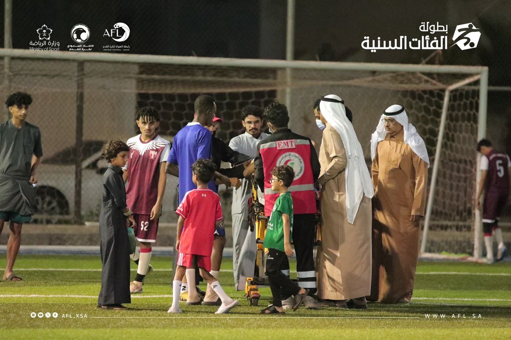 زيارة وفاء ومحبة 🤍

قام رئيس وأعضاء نادي ثلاثاء يبه بزيارة لاعب فريق خليج الصوالحة الكابتن فارس الصالحي؛ للاطمئنان على صحته عقب إصابته في لقاء الفريقين بدوري الرابطة U18 وتقديم هدية تذكارية له، 
سائلين المولى عز وجل أن يمنّ عليه بالشفاء العاجل ✨