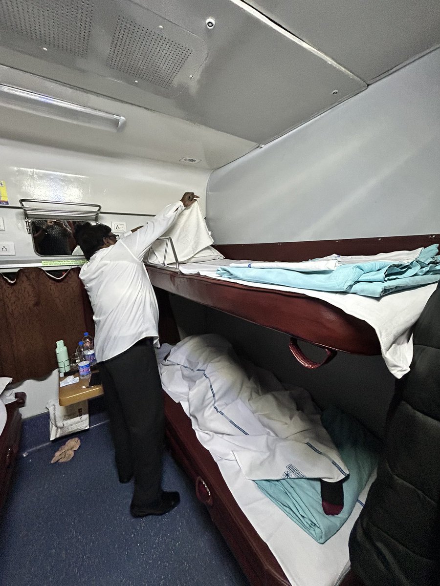 PantryCar's tweet image. Staff did the bedding! 

All set to 😴😴😴! 

Goodu Nightuu! Upper Berth though 🥲

#IndianRailways #IRFCA #FirstClass #HowrahRajdhani