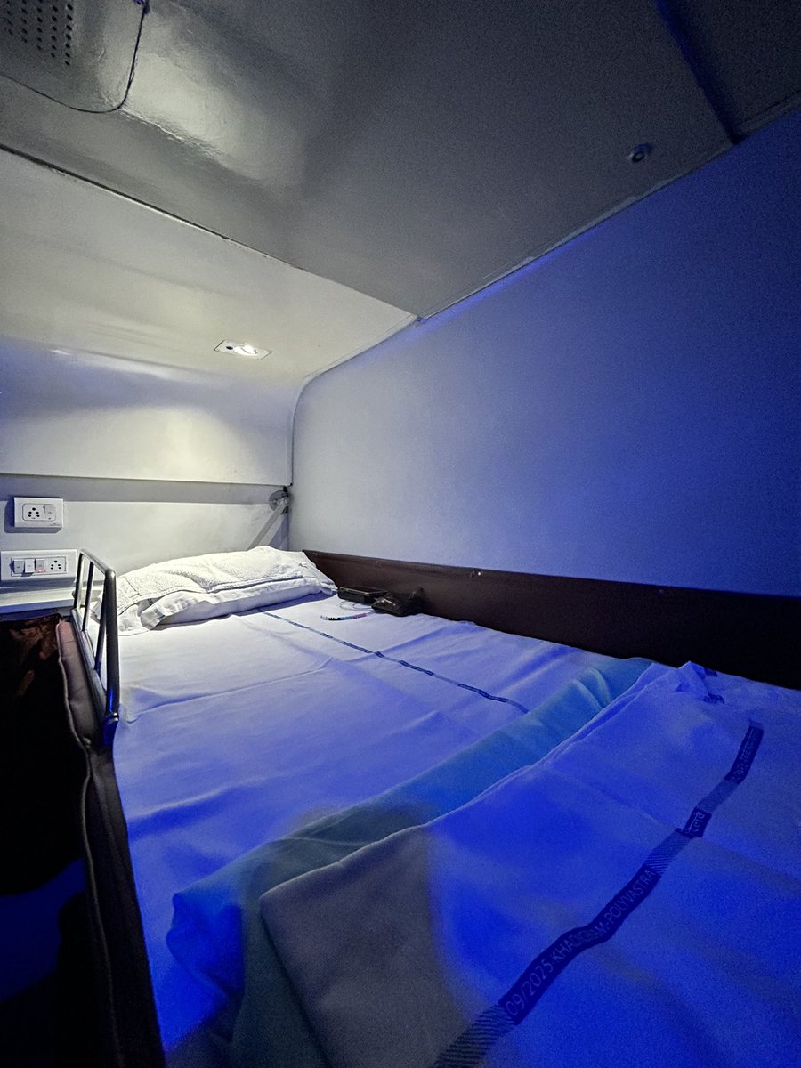 PantryCar's tweet image. Staff did the bedding! 

All set to 😴😴😴! 

Goodu Nightuu! Upper Berth though 🥲

#IndianRailways #IRFCA #FirstClass #HowrahRajdhani